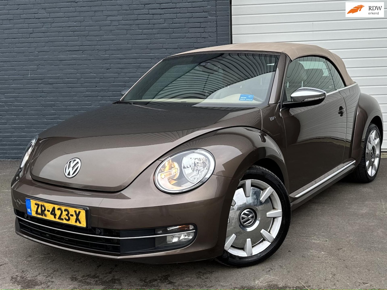 Volkswagen Beetle Cabriolet - 1.4 TSI Sport 160PK/DEALERO-H/AUTO/LEDER/70s - AutoWereld.nl