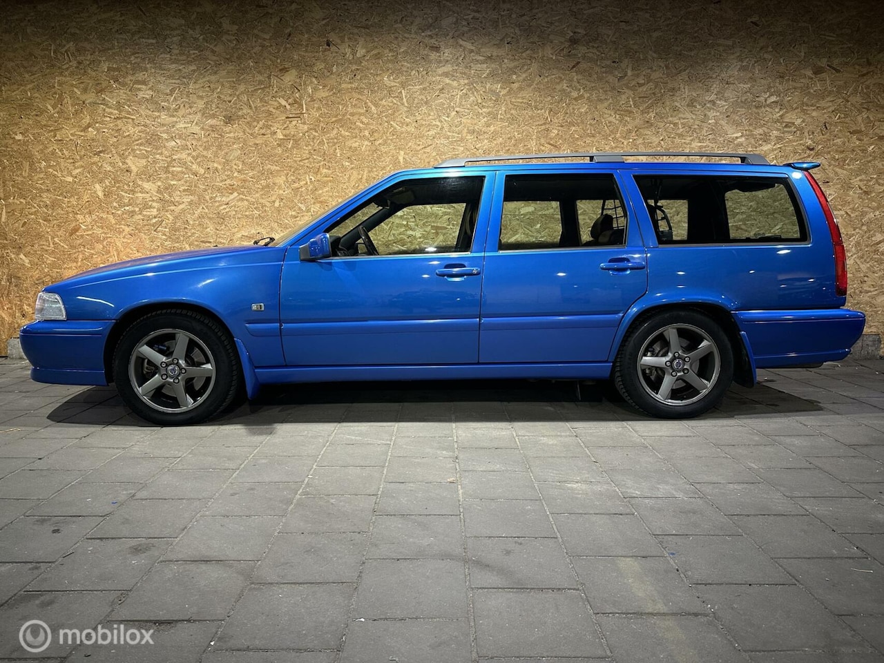 Volvo V70 - 2.3 R Automaat - laser Blue - - AutoWereld.nl