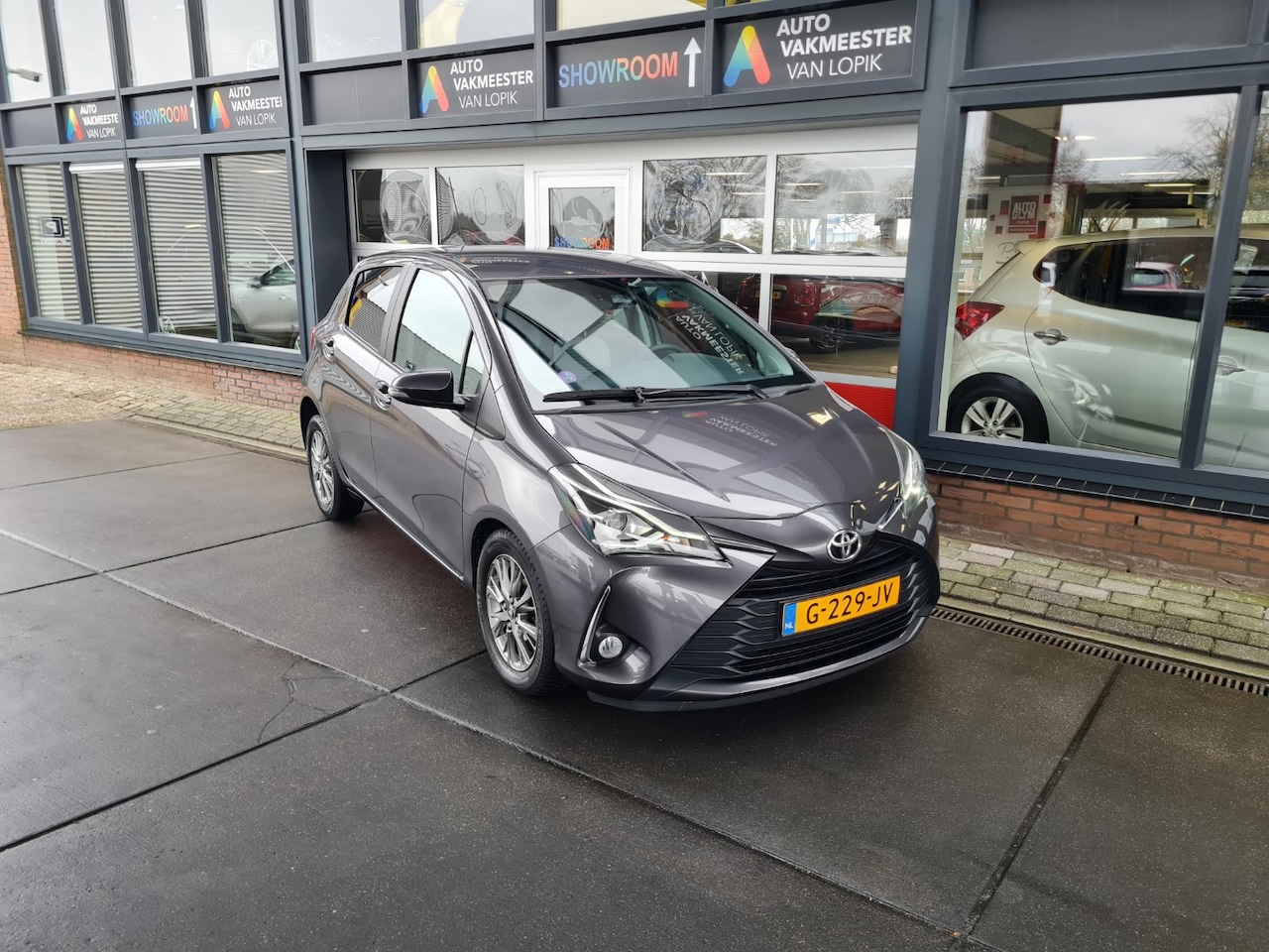 Toyota Yaris - 1.5 VVT-i 111pk Autom. Dynamic Navi Camera All-in prijs + 12 Mnd Garantie - AutoWereld.nl