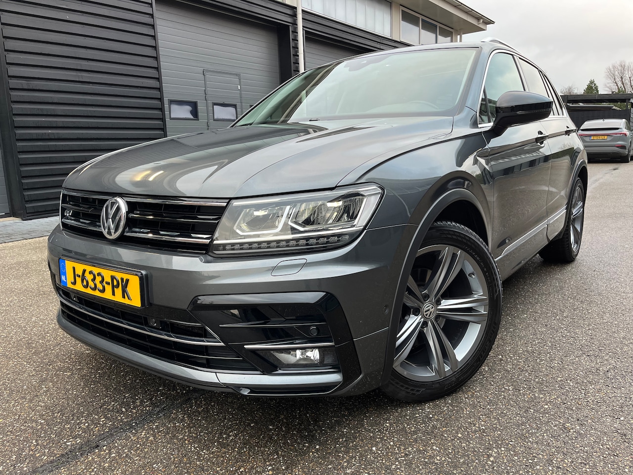 Volkswagen Tiguan - 1.5 TSI ACT Highline Business R DSG, IQ.Drive, R-Line, Pano, PDC, Autom. inparkeren, ACC, Enz. enz... - AutoWereld.nl