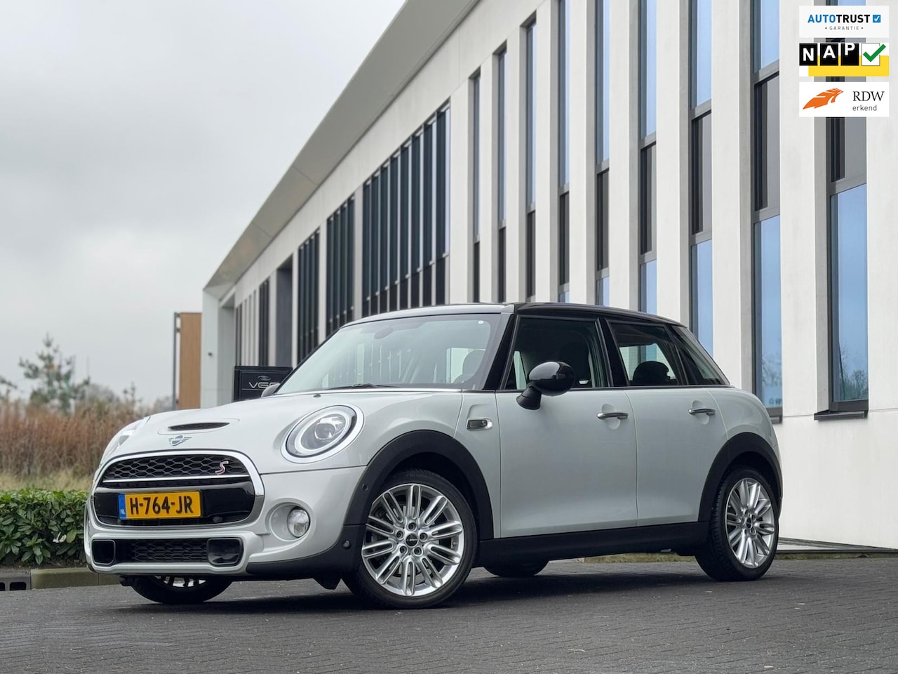 MINI Cooper S - Mini 2.0 192 PK Chili, 5 deurs,stoelverwarming, navigatie, climaat control,parelmoer - AutoWereld.nl