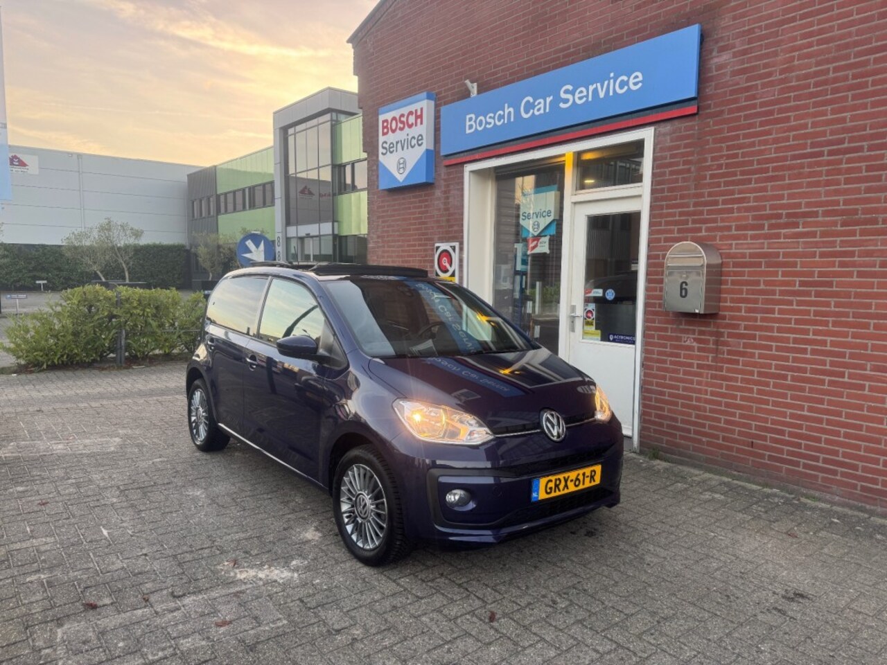 Volkswagen Up! - 1.0 55kW 5drs High Up! Aut. Panoramadak-Camera-Stoelverwarming - AutoWereld.nl