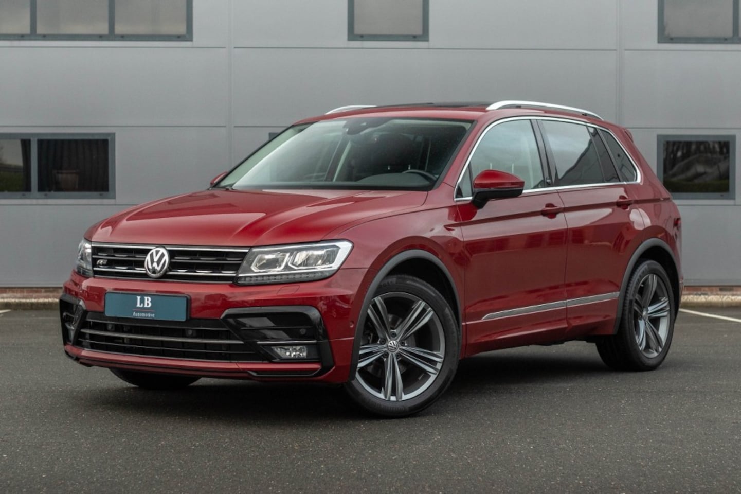 Volkswagen Tiguan - 1.4 TSI, DSG, R-line, Pano, ACC, Carplay - AutoWereld.nl