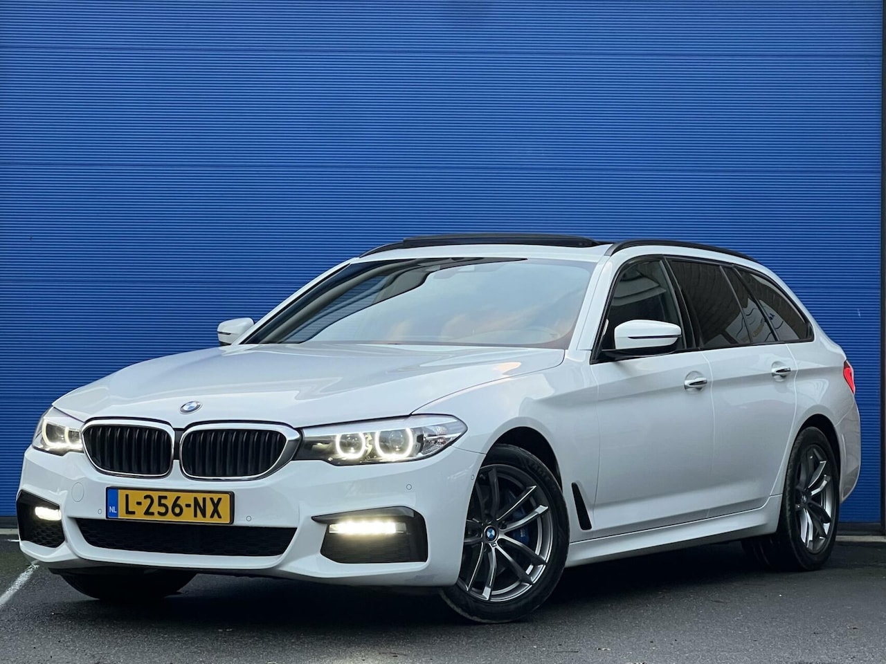 BMW 5-serie Touring - 530d xDrive | M-sport | trekhaak | Pano | - AutoWereld.nl