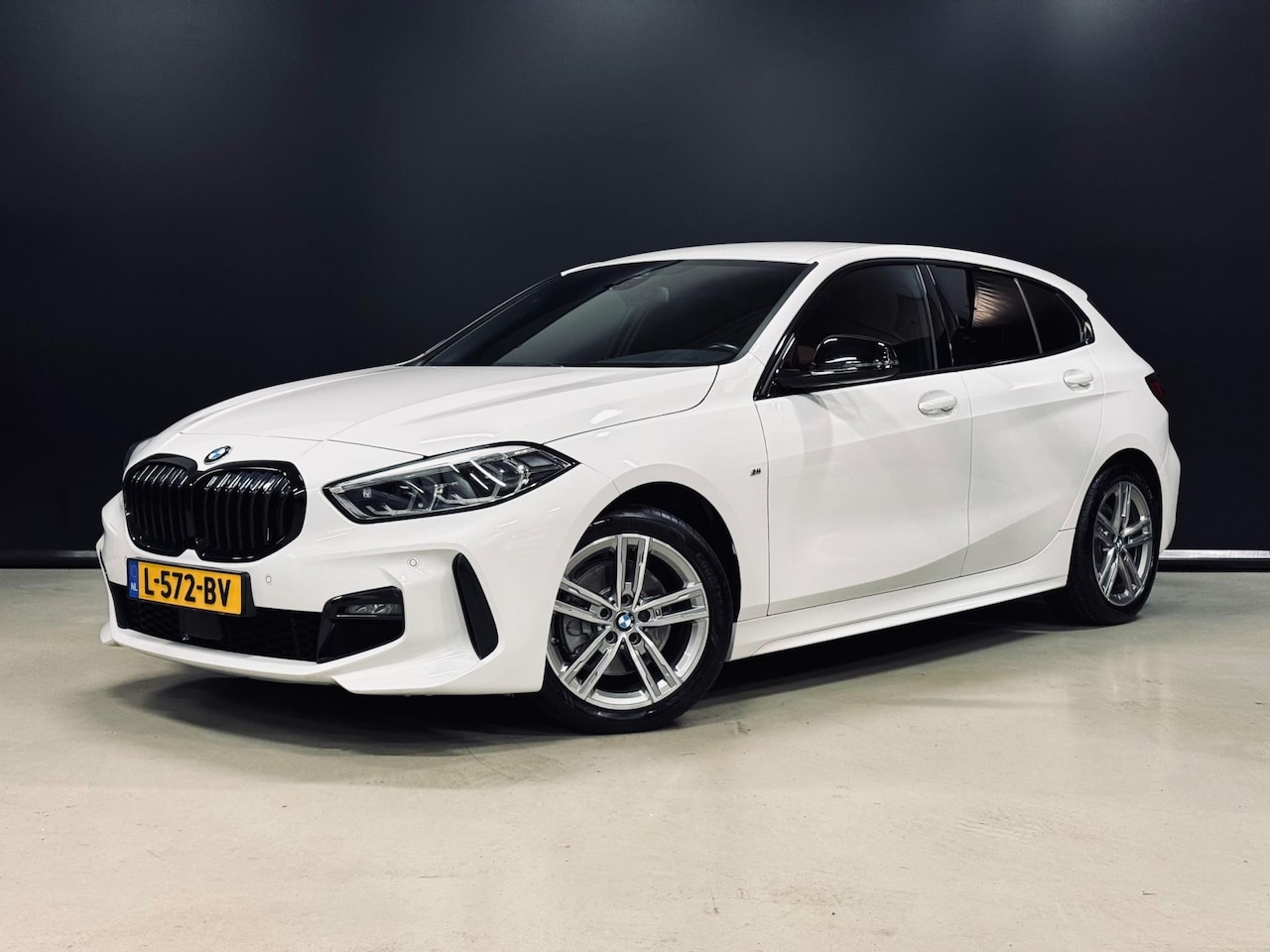 BMW 1-serie - 118i M-Pakket High Executive, Voll Led, Leder, Shadow Line, Apple Carplay, Ambiënte Light, - AutoWereld.nl