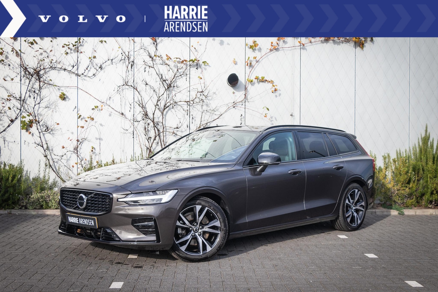 Volvo V60 - B3 Aut.7 Plus Dark | Adaptive Cruise Control | Dodehoekassistent | Stoelverwarming V+A | E - AutoWereld.nl