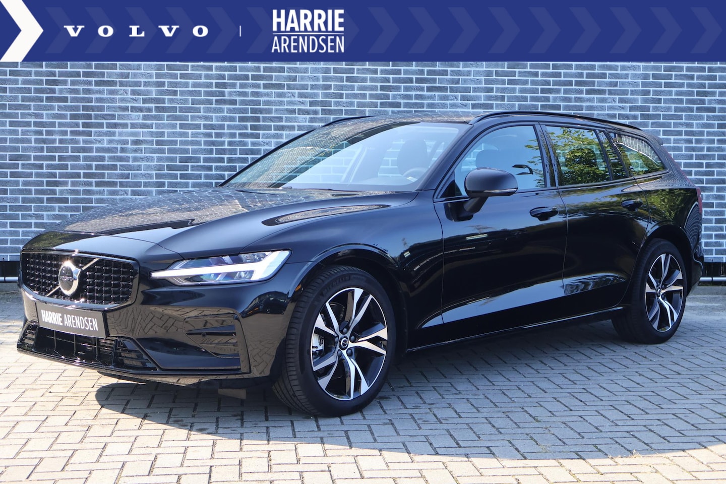 Volvo V60 - 2.0 B4 Plus Dark | Trekhaak | Adaptieve Cruise Control | Lederen bekleding | Dode hoek ass - AutoWereld.nl