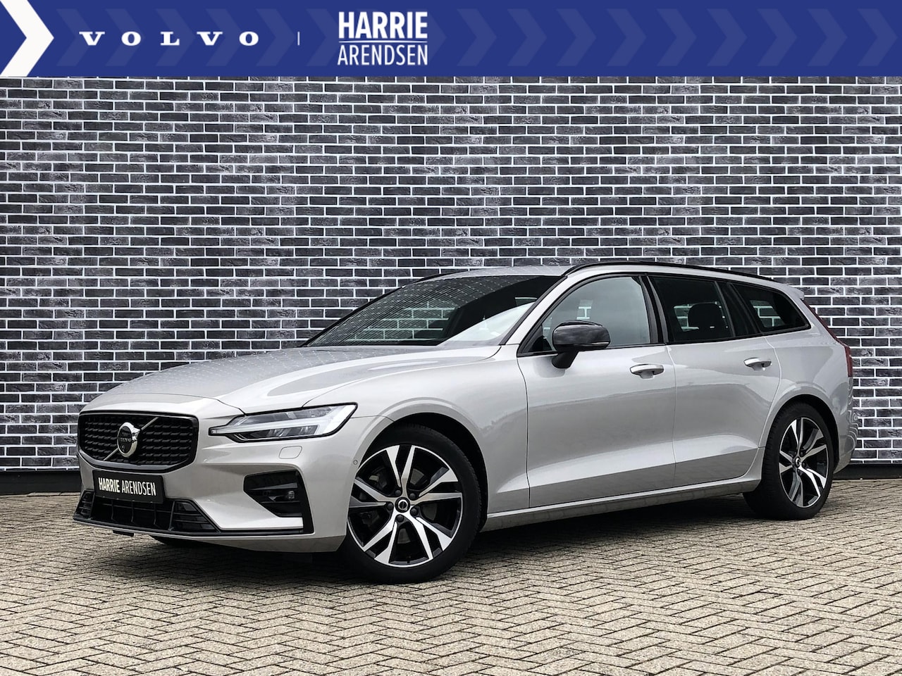 Volvo V60 - 2.0 B3 Plus Dark | Adaptive cruise control | Trekhaak | 360 camera | Standkachel | Panoram - AutoWereld.nl