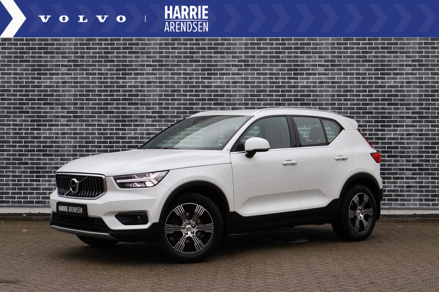 Volvo XC40 - 2.0 T4 Inscription | Stoelverwarming | Parkeersensoren voor + achter | Lederen bekleding | - AutoWereld.nl