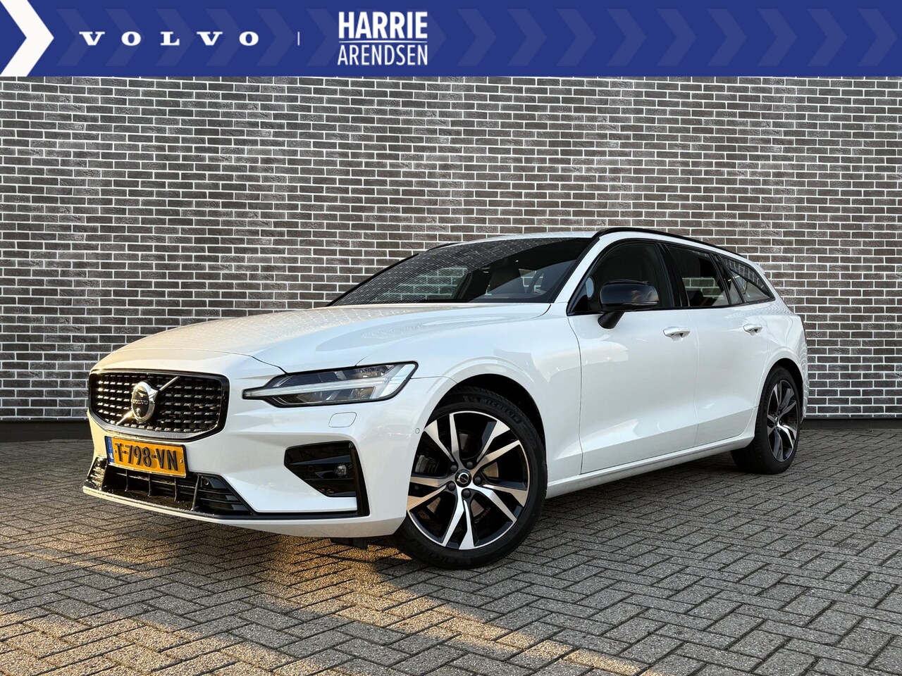 Volvo V60 - B3 Plus Dark | Adaptive cruise control | 360 camera | Panoramadak | Trekhaak | Harman/Kard - AutoWereld.nl