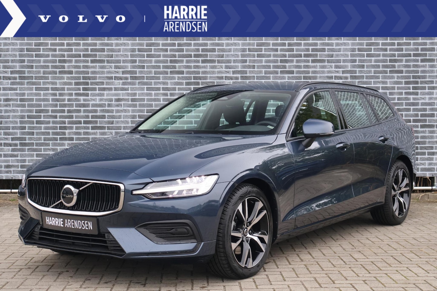 Volvo V60 - 2.0 B3 Essential Edition | Adaptieve cruise control | PDC voor + achter | trekhaak | 18" v - AutoWereld.nl