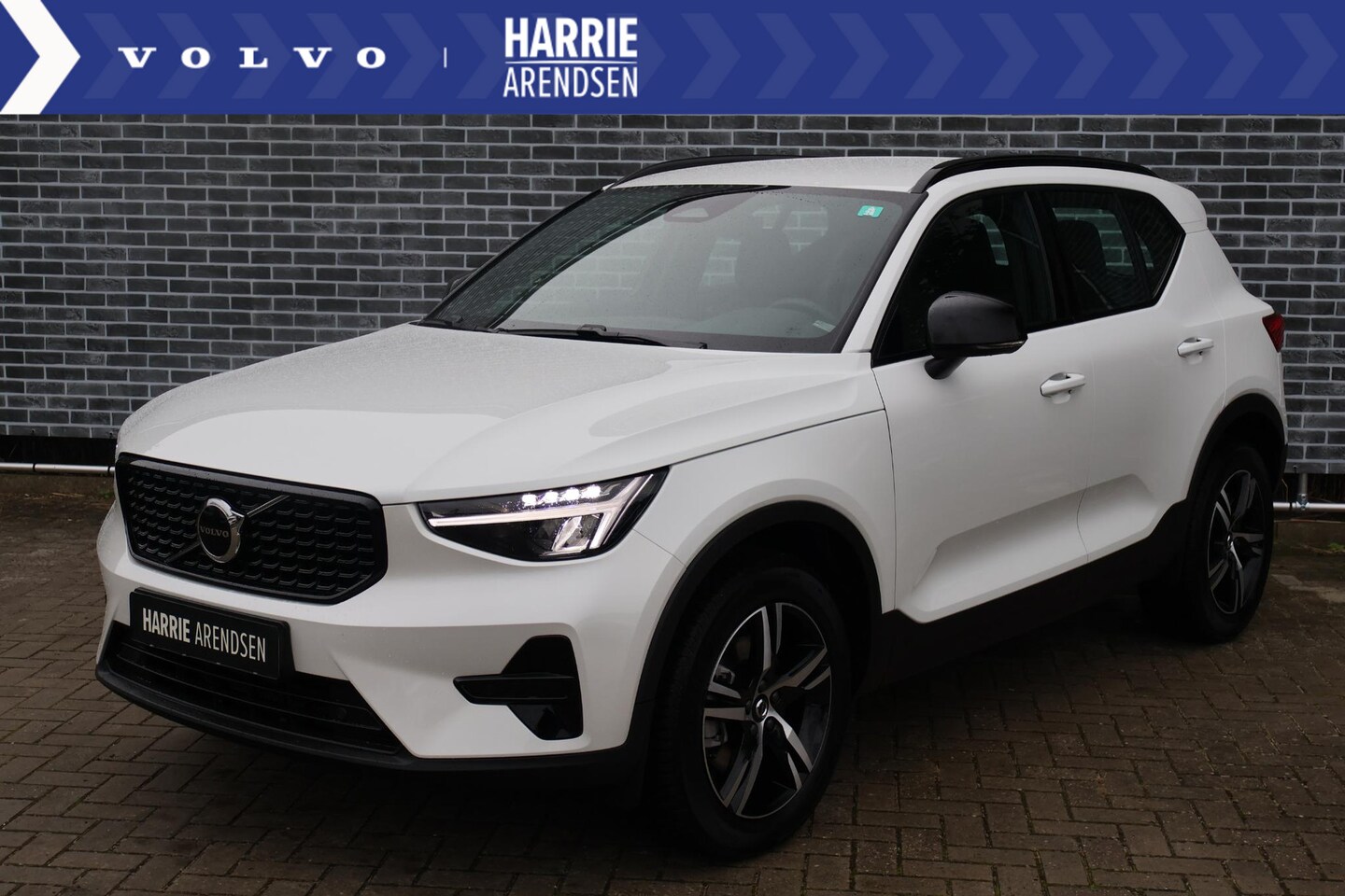 Volvo XC40 - 2.0 B4 Plus Dark | Trekhaak | Keyless | Elektrische stoelverstelling | Adaptieve Cruise Co - AutoWereld.nl