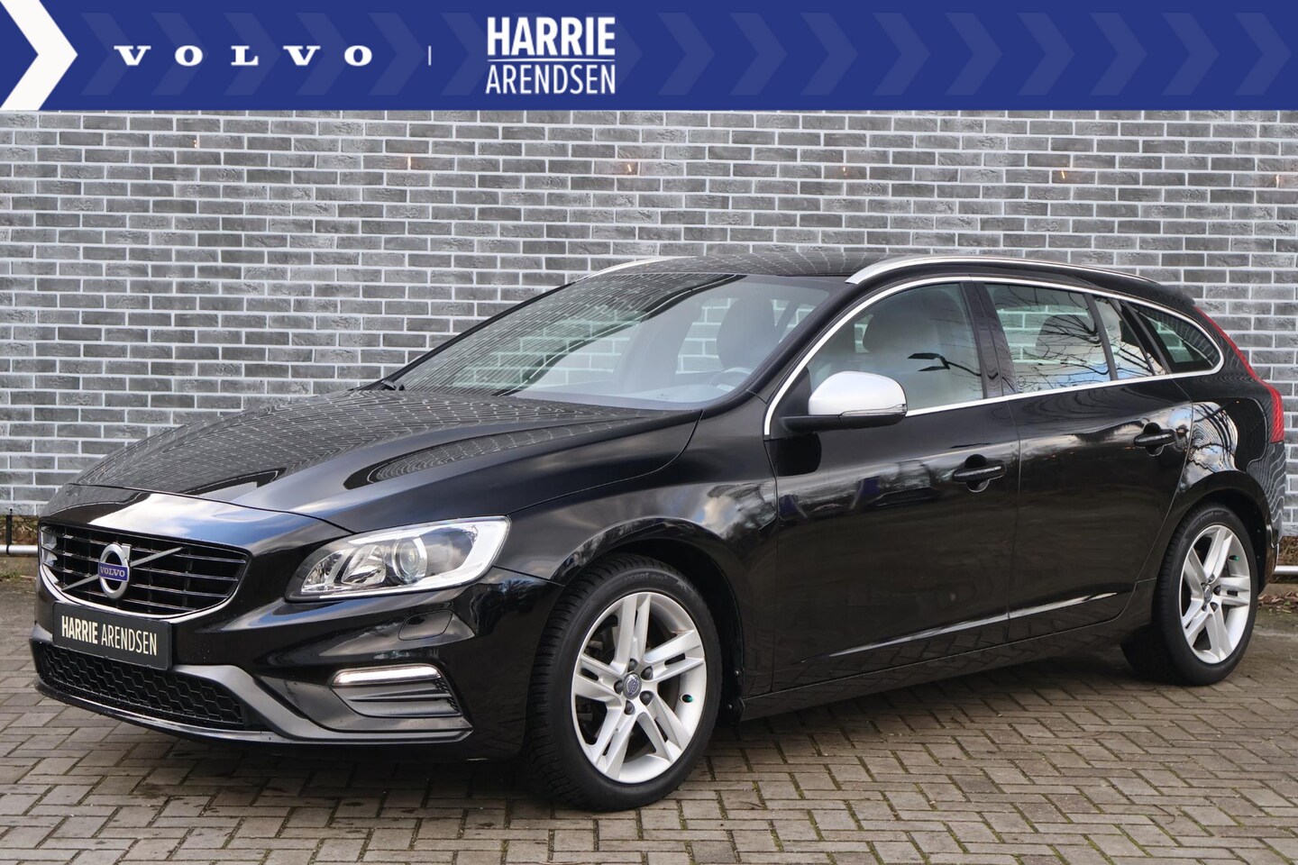 Volvo V60 - 1.5 T3 R-Design | Trekhaak | Zomerset | Winterset | Parkeersensoren | Dealer onderhouden | - AutoWereld.nl