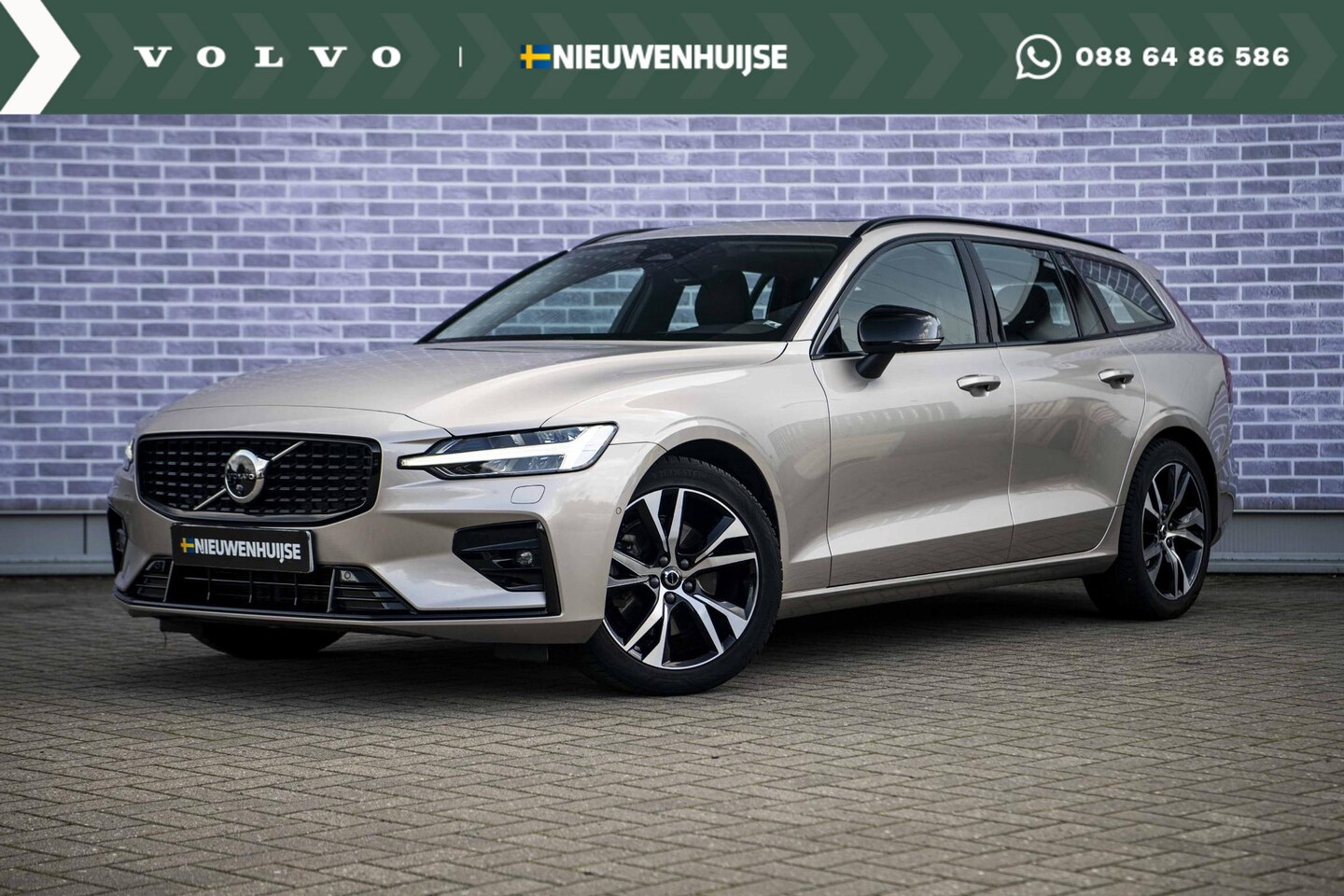 Volvo V60 - 2.0 B3 Plus Dark | Trekhaak | Panoramadak | 360 Camera | Standkachel | Stoel en Stuurverwa - AutoWereld.nl