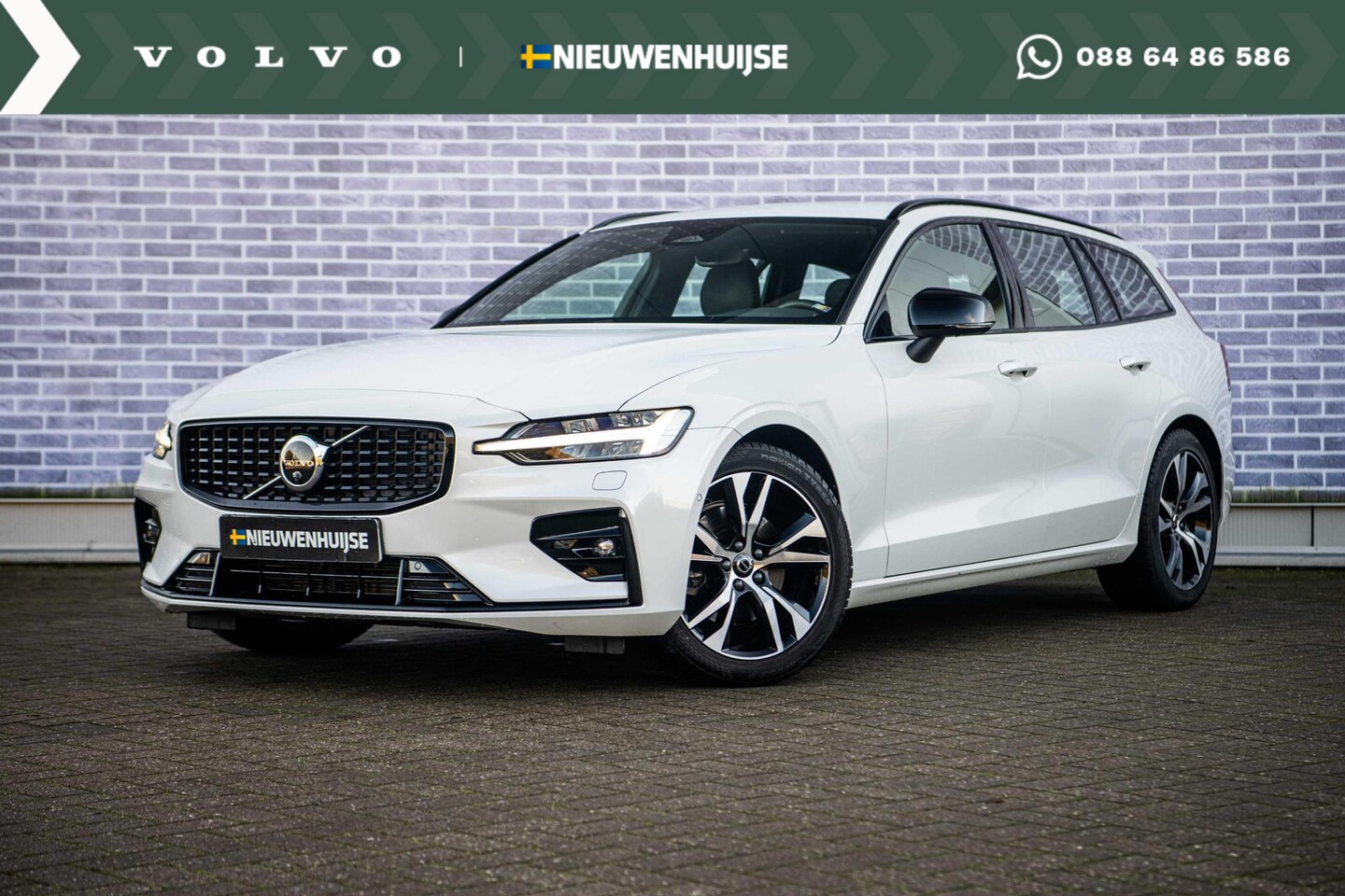 Volvo V60 - 2.0 B3 Plus Dark | 360 Camera | Standkachel | Stoel en Stuurverwarming | Trekhaak | Adapti - AutoWereld.nl