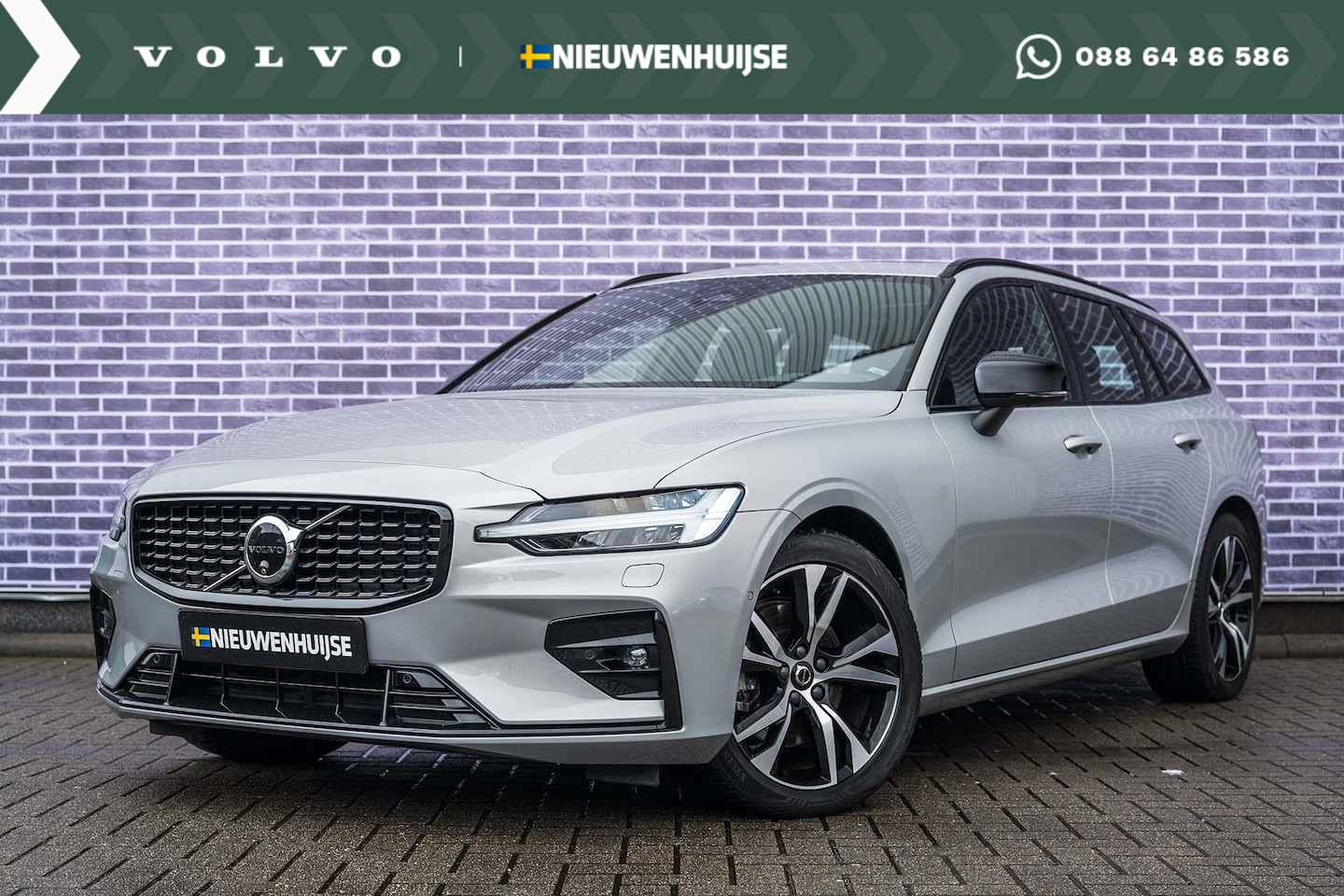 Volvo V60 - B3 Plus Dark | Trekhaak | Elektr. Panoramadak | Parkeerverwarming | Verwarmbare voorruit | - AutoWereld.nl