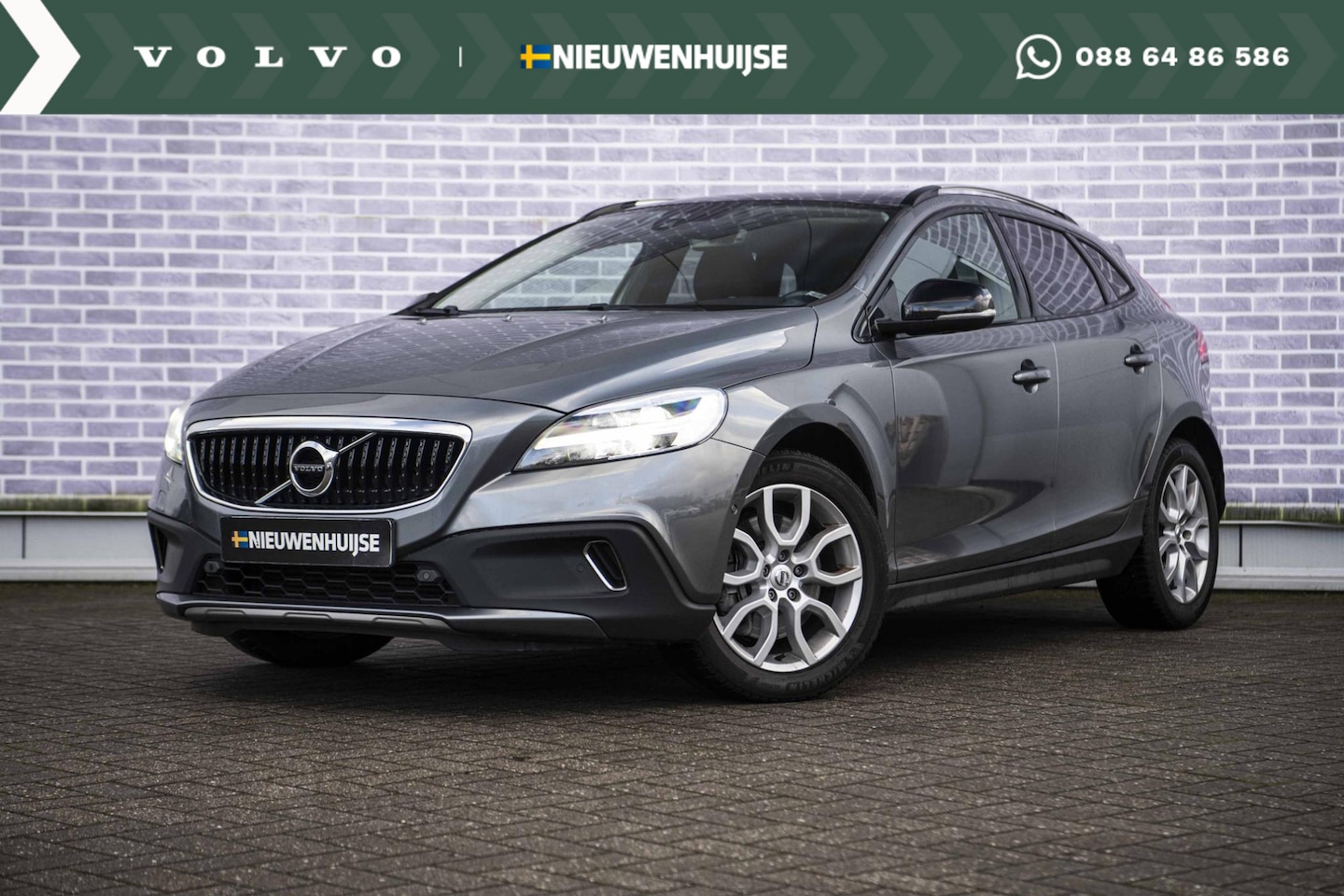 Volvo V40 Cross Country - 1.5 T3 Polar+ Luxury | Trekhaak | Parkeer camera | Sensoren voor + achter | Volvo On Call - AutoWereld.nl