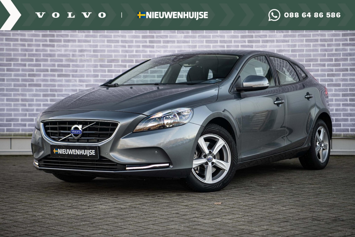 Volvo V40 - 2.0 T2 Momentum | Trekhaak | Cruise control | Parkeersensoren voor en achter | Climate con - AutoWereld.nl