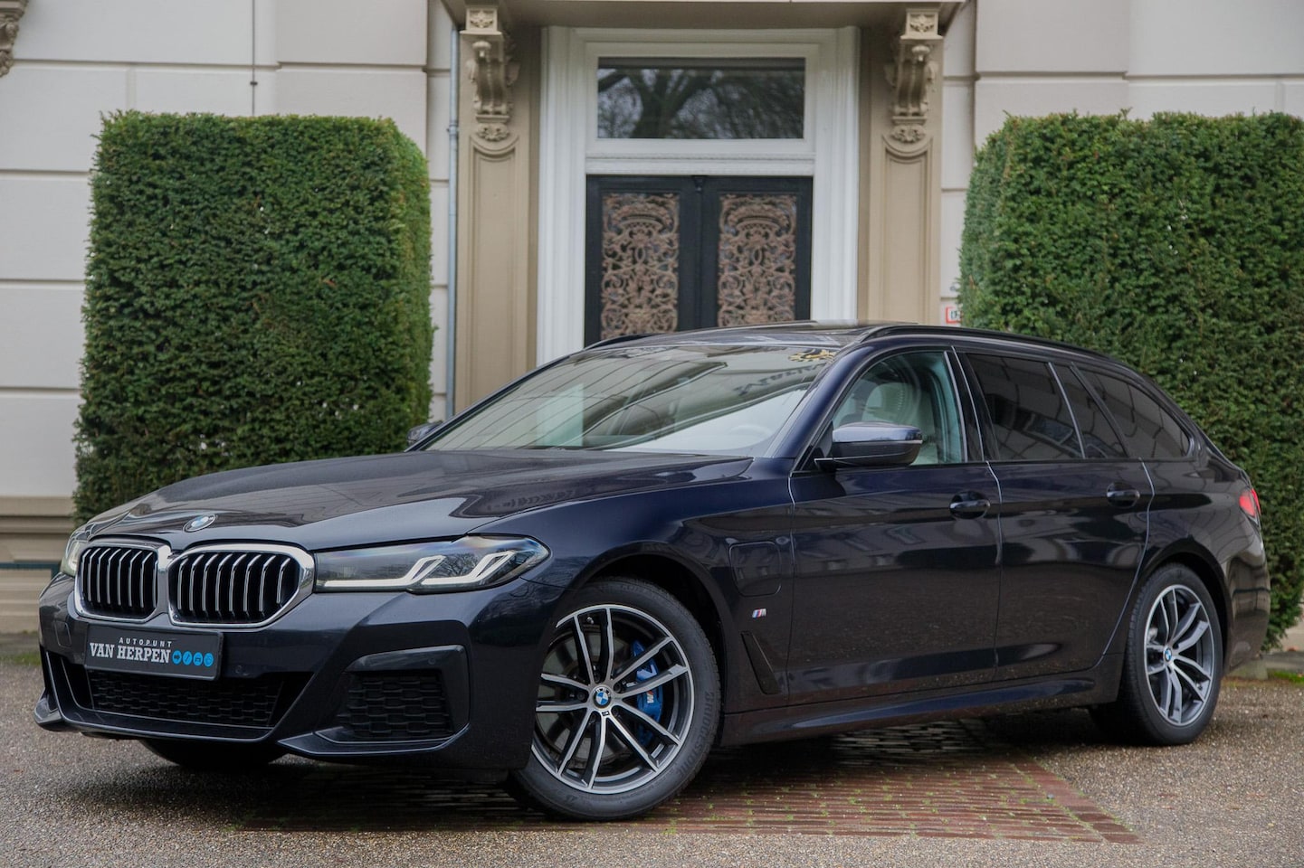 BMW 5-serie Touring - 530e xDrive High Executive Pano | Leder | Stuurwielverw | Camera | HiFi - AutoWereld.nl