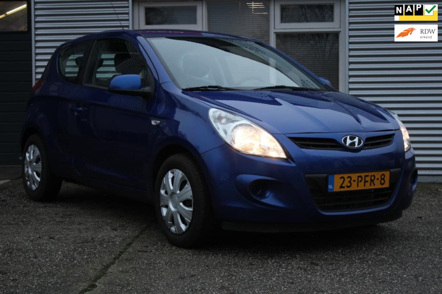 Hyundai i20 - 1.2i DynamicVersion airco, centrale vergrendeling, nieuwe apk, incl afleverbeurt, radio-cd - AutoWereld.nl