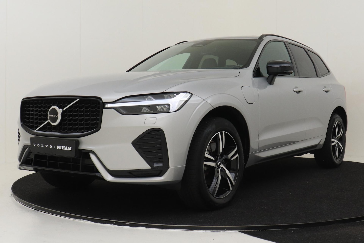 Volvo XC60 - RECHARGE T6 AWD R-DESIGN -PANO.DAK|HK-AUDIO|TREKHAAK|ADAP.LED|POWER-SEATS - AutoWereld.nl