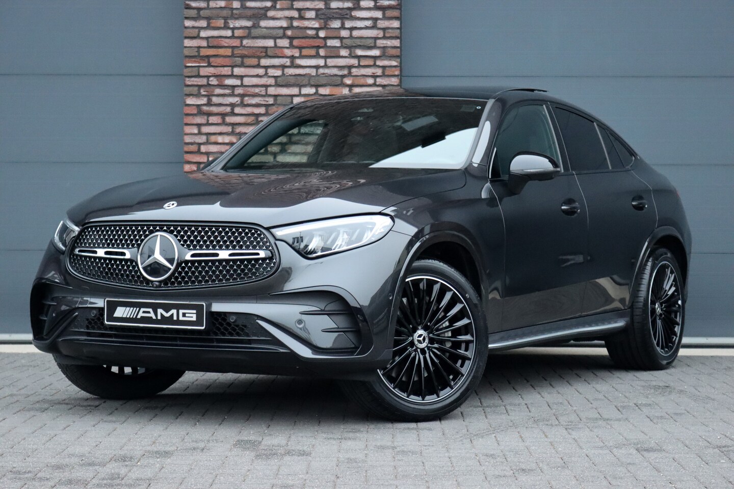 Mercedes-Benz GLC-klasse Coupé - 300 4MATIC AMG Line Aut9 | Panoramadak | Distronic Pro | Trekhaak | Verwarmd Stuurwiel | S - AutoWereld.nl