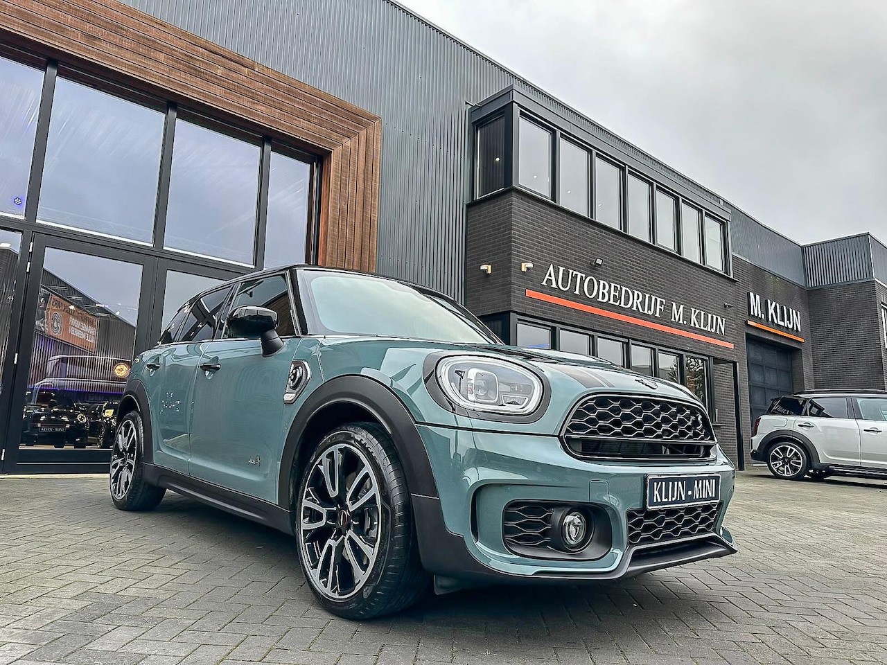 MINI Countryman - Mini 2.0 Cooper S E ALL4 John Cooper Works 220pk Sage Green/Lounge leer/Camera/19"JCW/24.0 - AutoWereld.nl