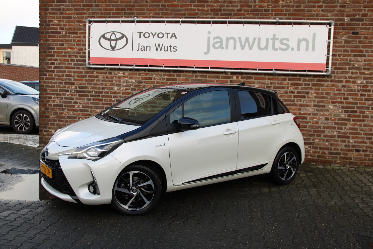 Toyota Yaris - 1.5 Hybrid Executive Bi-Tone Panorama - AutoWereld.nl