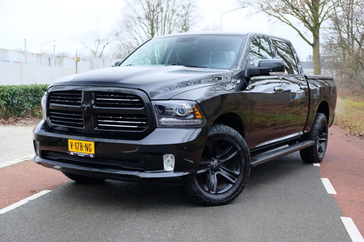 Dodge Ram 1500 - 5.7 V8 4x4 Crew Cab 5'7 Sport Black Edition schuifdak/leder/nwe.banden - AutoWereld.nl