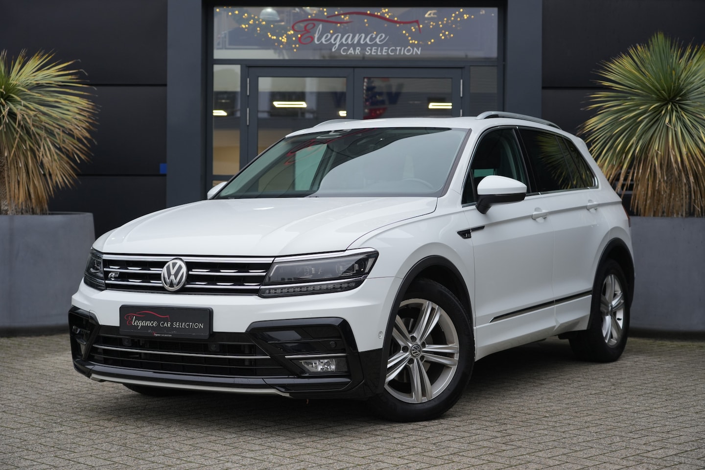 Volkswagen Tiguan - 2.0 TDI Highline Business R 150pk Panoramadak/Navigatie/Trekhaak - AutoWereld.nl