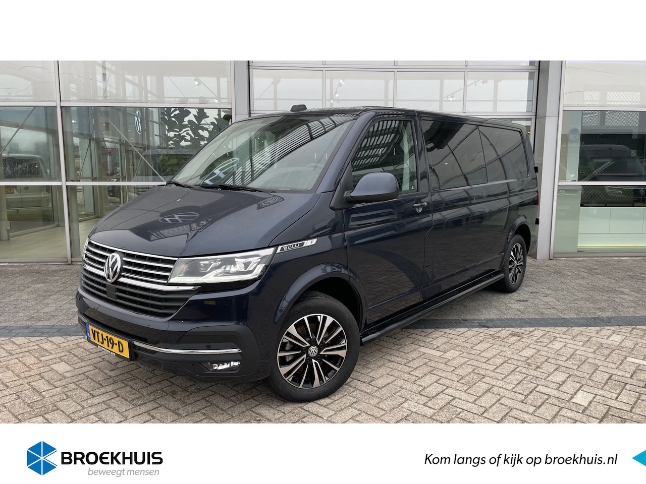 Volkswagen Transporter - | BULLI | 150PK | Navi | Camera | Full LED | Alarm | 17" LM | Leer | Trekhaak | Digitaal D - AutoWereld.nl