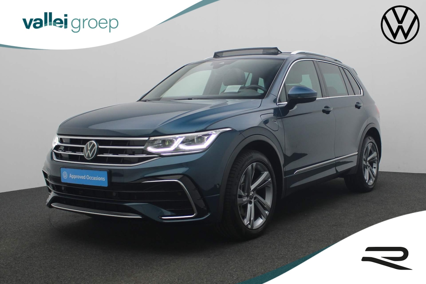 Volkswagen Tiguan - 1.4 TSI 245PK DSG eHybrid R-Line Business+ | Pano | Trekhaak | Leer | IQ Light | Adaptief - AutoWereld.nl