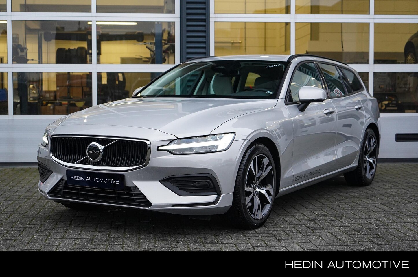 Volvo V60 - 2.0 B3 Essential | Lederen bekleding | Parkeerverwarming - AutoWereld.nl