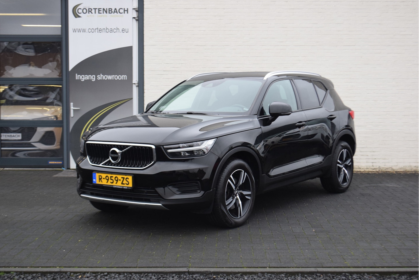 Volvo XC40 - 2.0 T4 Momentum | Cruise control | Harman Kardon | Zwenkbare trekhaak | - AutoWereld.nl