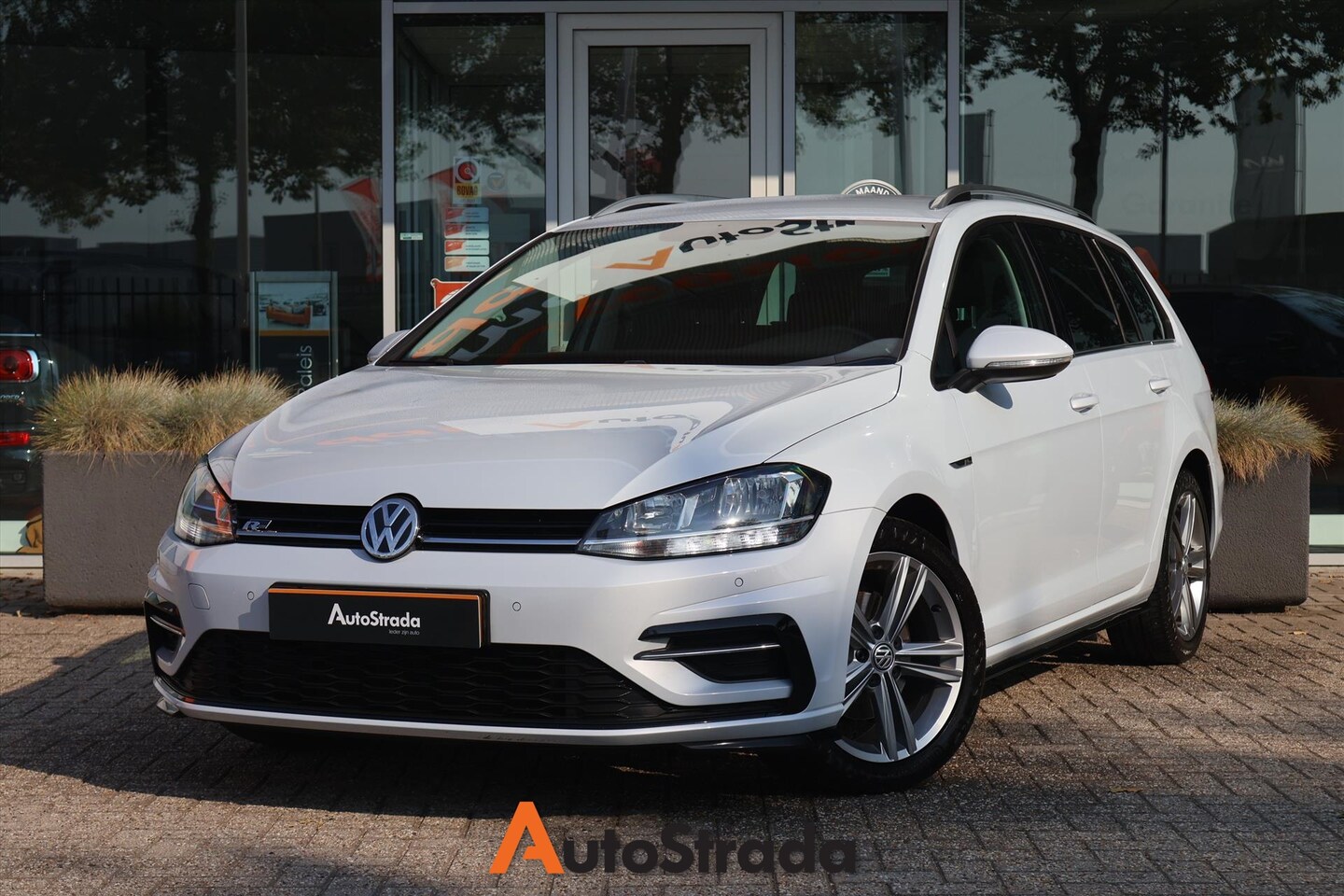 Volkswagen Golf Variant - 1.0 TSI R-Line 110pk | Carplay | Virtual | Trekhaak | DAB | Winterset | ACC - AutoWereld.nl