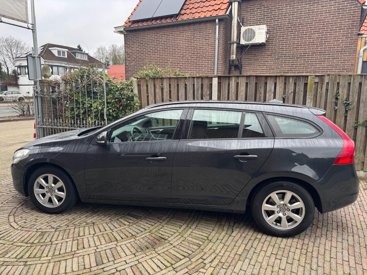 Volvo V60 - 1.6 T3 Kinetic 1.6 T3 Kinetic nieuwstaat - AutoWereld.nl