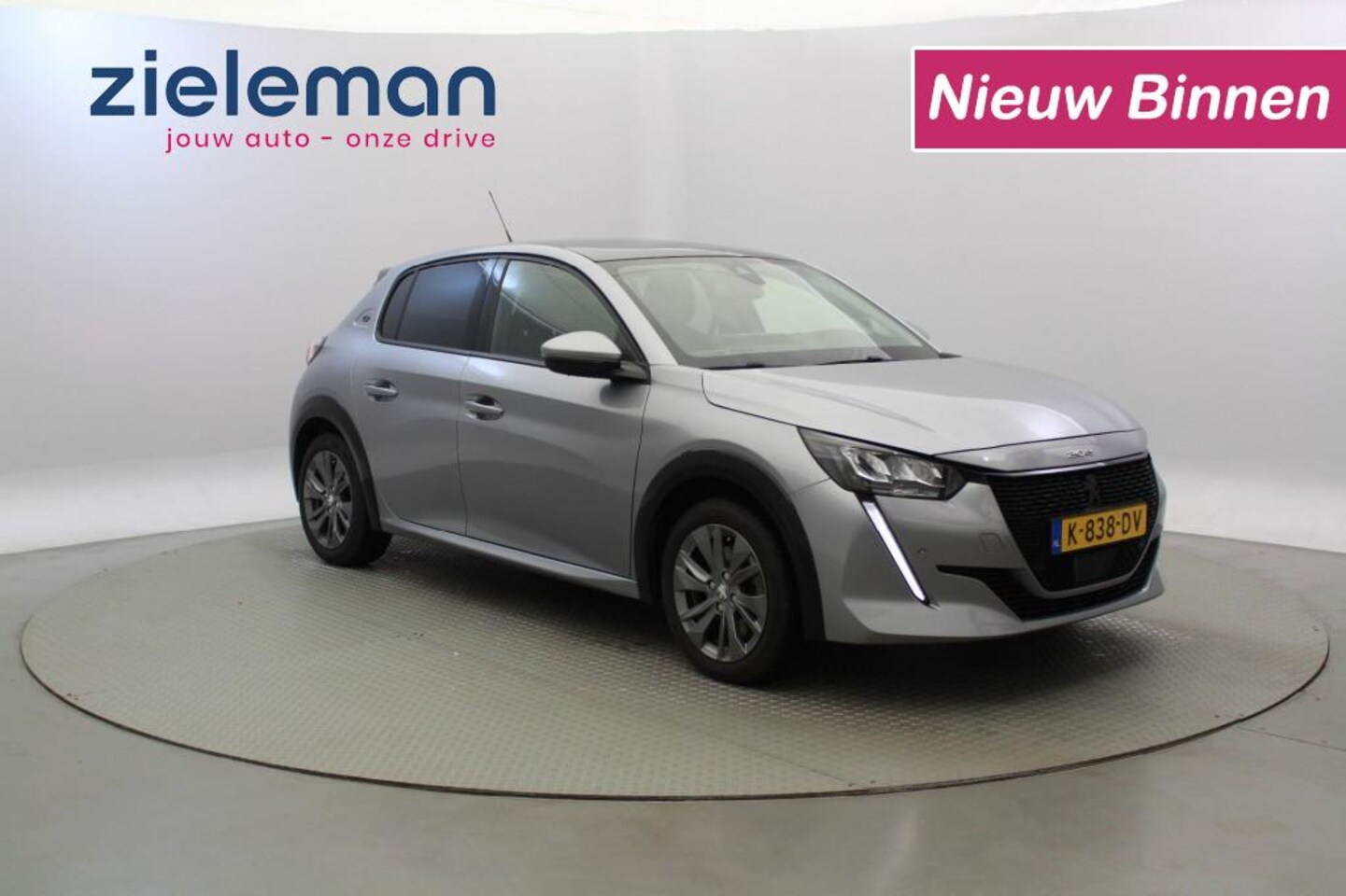 Peugeot 208 - e-208 Allure 50 kWh - Carplay, Camera, Panorama - AutoWereld.nl