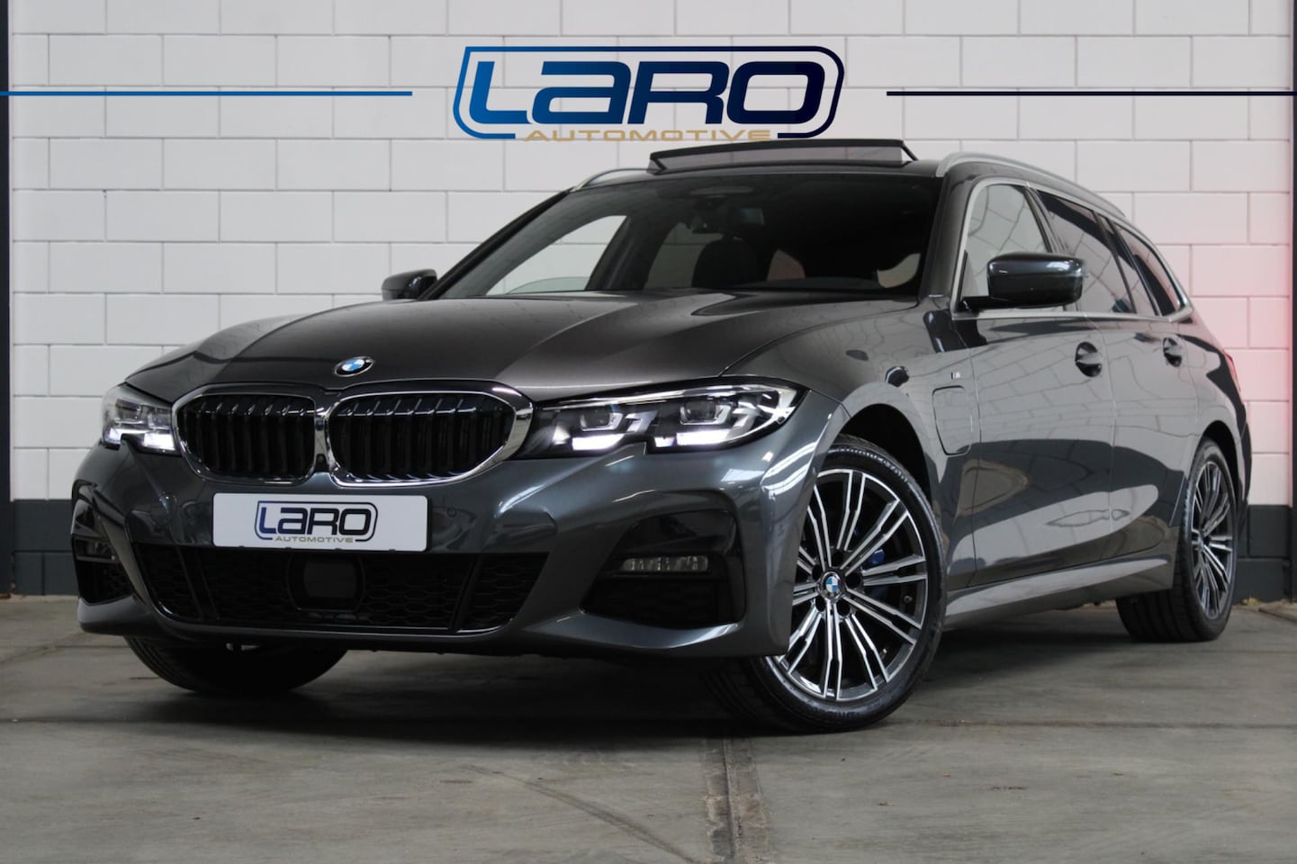 BMW 3-serie Touring - 330e High Executive M Sport | Pano Leer H/K Memory 360 cam ACC Keyless - AutoWereld.nl