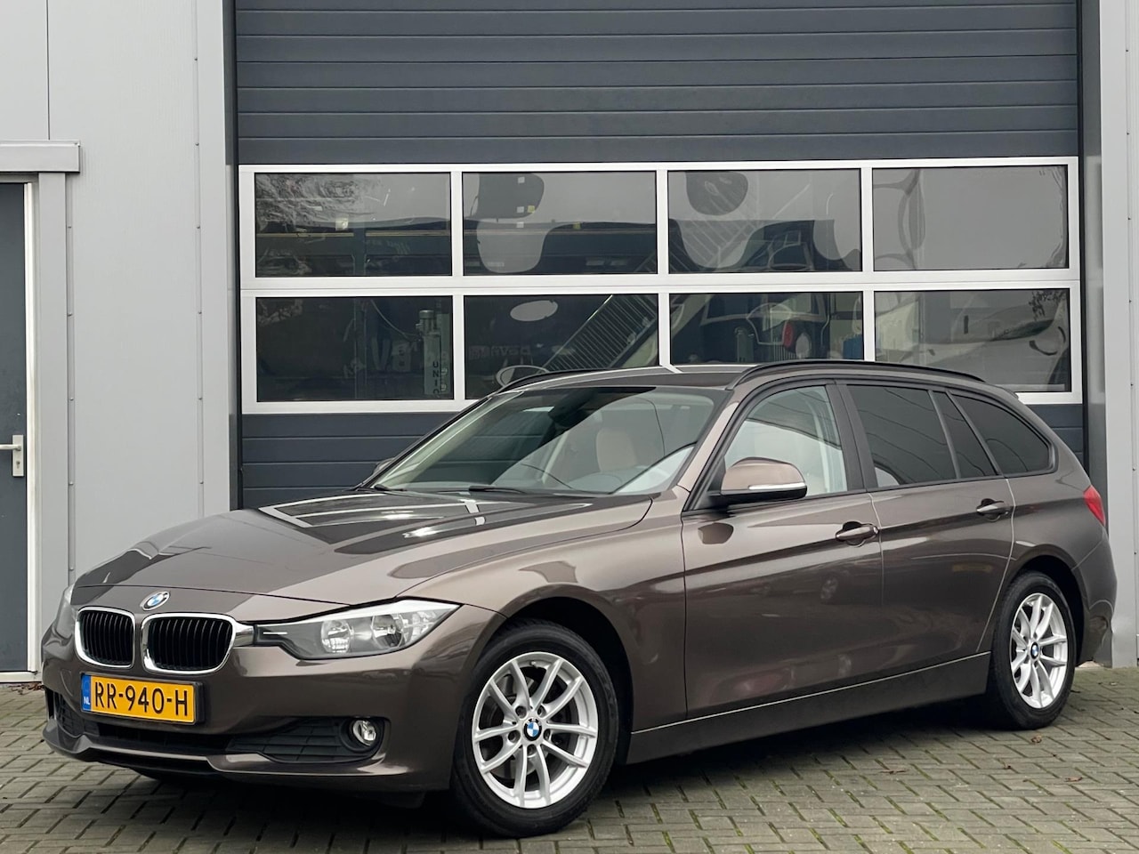 BMW 3-serie Touring - 316d High Executive | Navi | Leder | Elektr. achterklep | Climate control | Cruise control - AutoWereld.nl