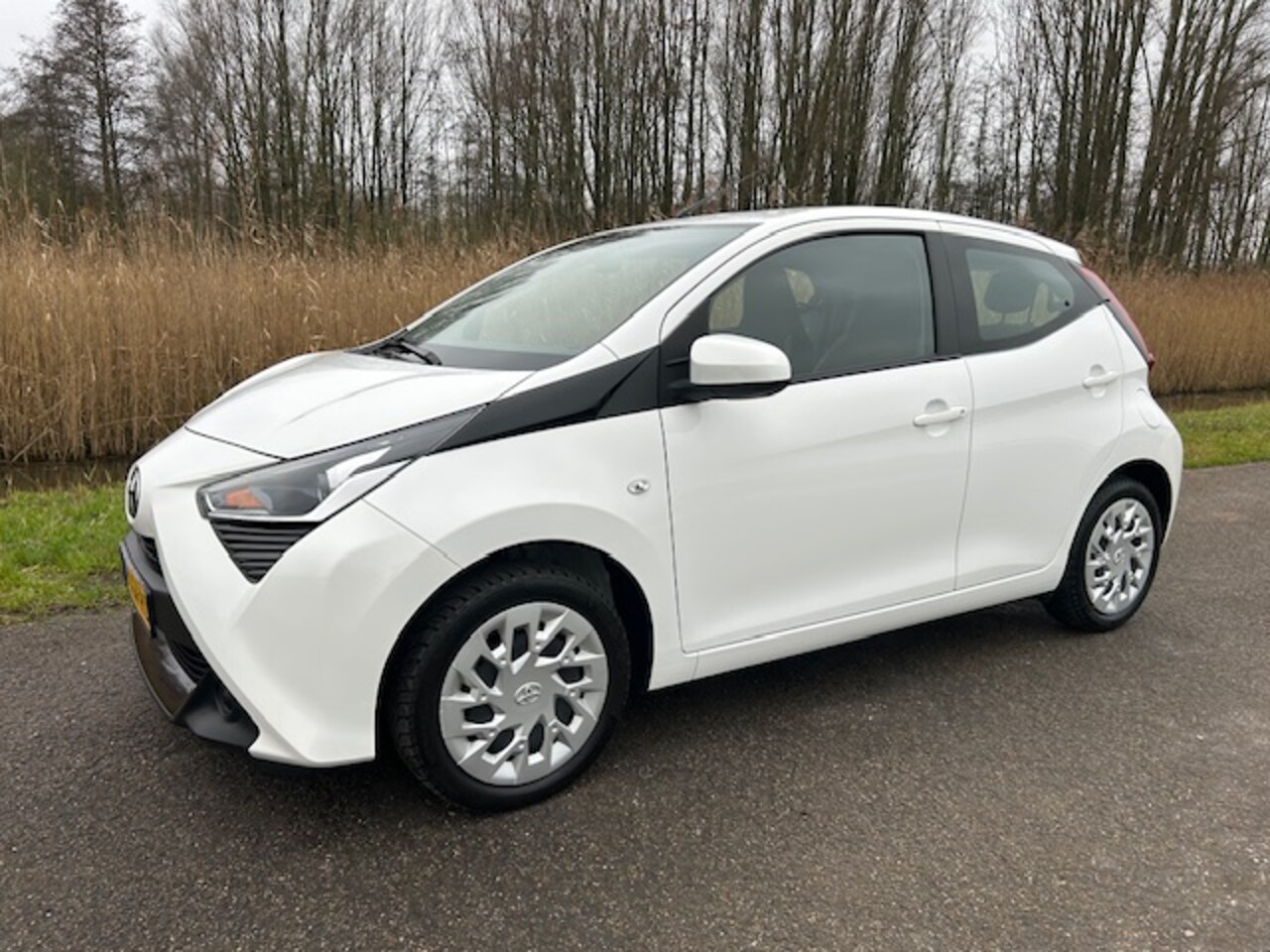 Toyota Aygo - 1.0 VVT-i 72pk 5D x-play | Airco | Navigatie | Apple carplay / Android auto | NAP | Rijkla - AutoWereld.nl