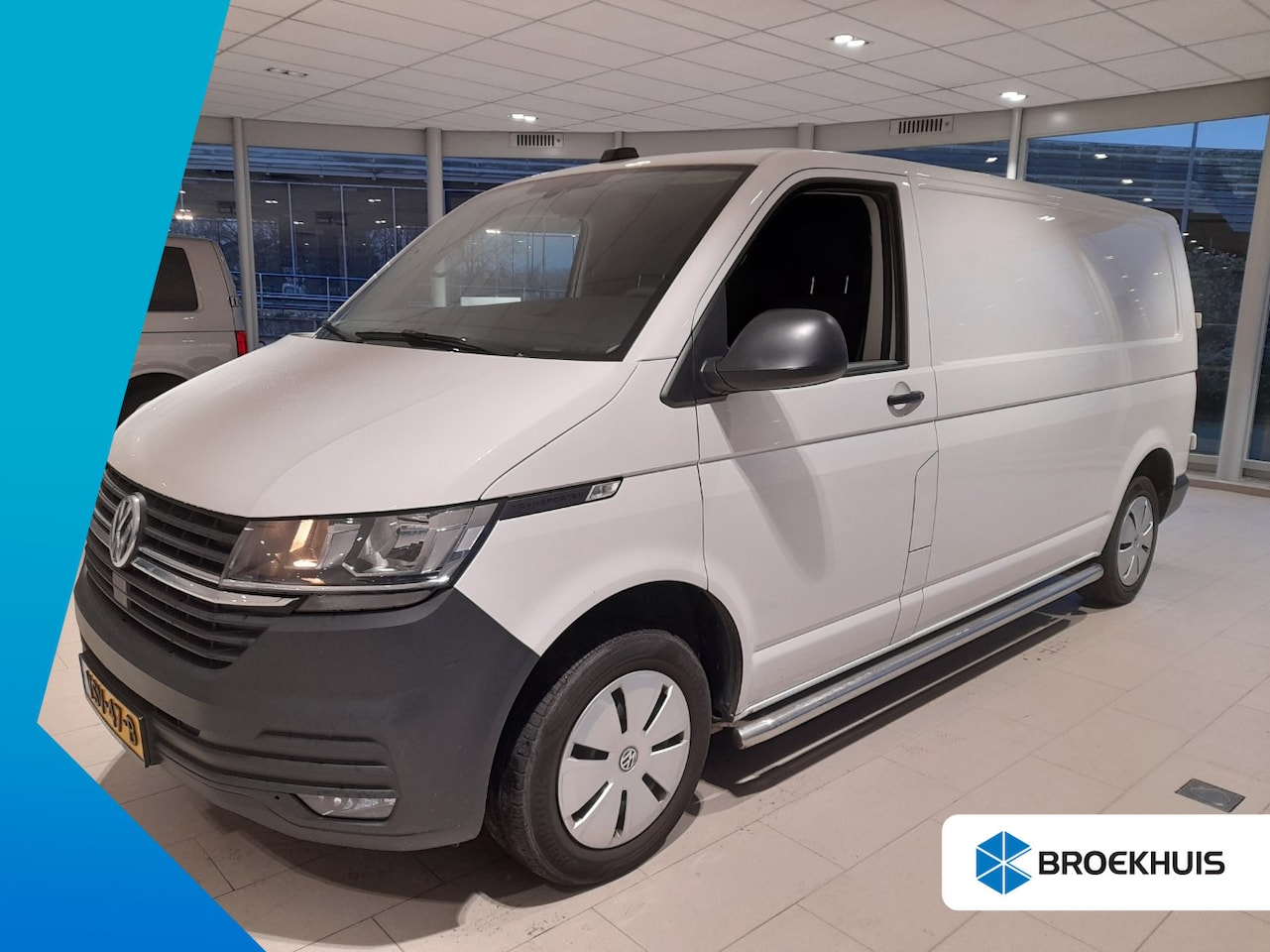 Volkswagen Transporter - 2.0 TDI 110 pk L2H1 Comfortline | Airco | Apple Carplay | Side Bars | - AutoWereld.nl