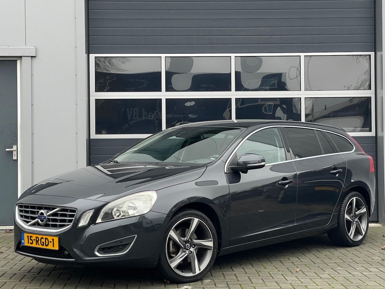 Volvo V60 - 1.6 T4 R-Design | Navi | PDC v+a | Trekhaak | Cruise control | Climate control | 17'' velg - AutoWereld.nl