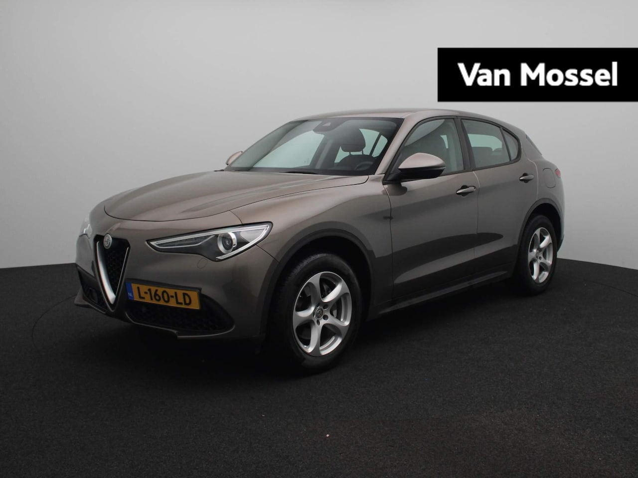 Alfa Romeo Stelvio - 2.0 T AWD Super | Camera | Parkeersensoren | Navigatie - AutoWereld.nl