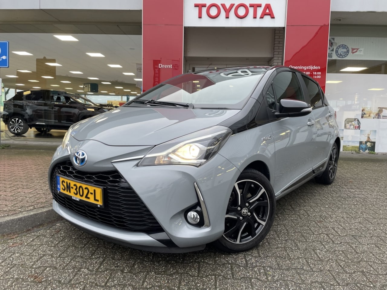 Toyota Yaris - 1.5 Hybrid Bi-Tone Plus | Panoramadak | Navi | Achteruitrijcamer - AutoWereld.nl