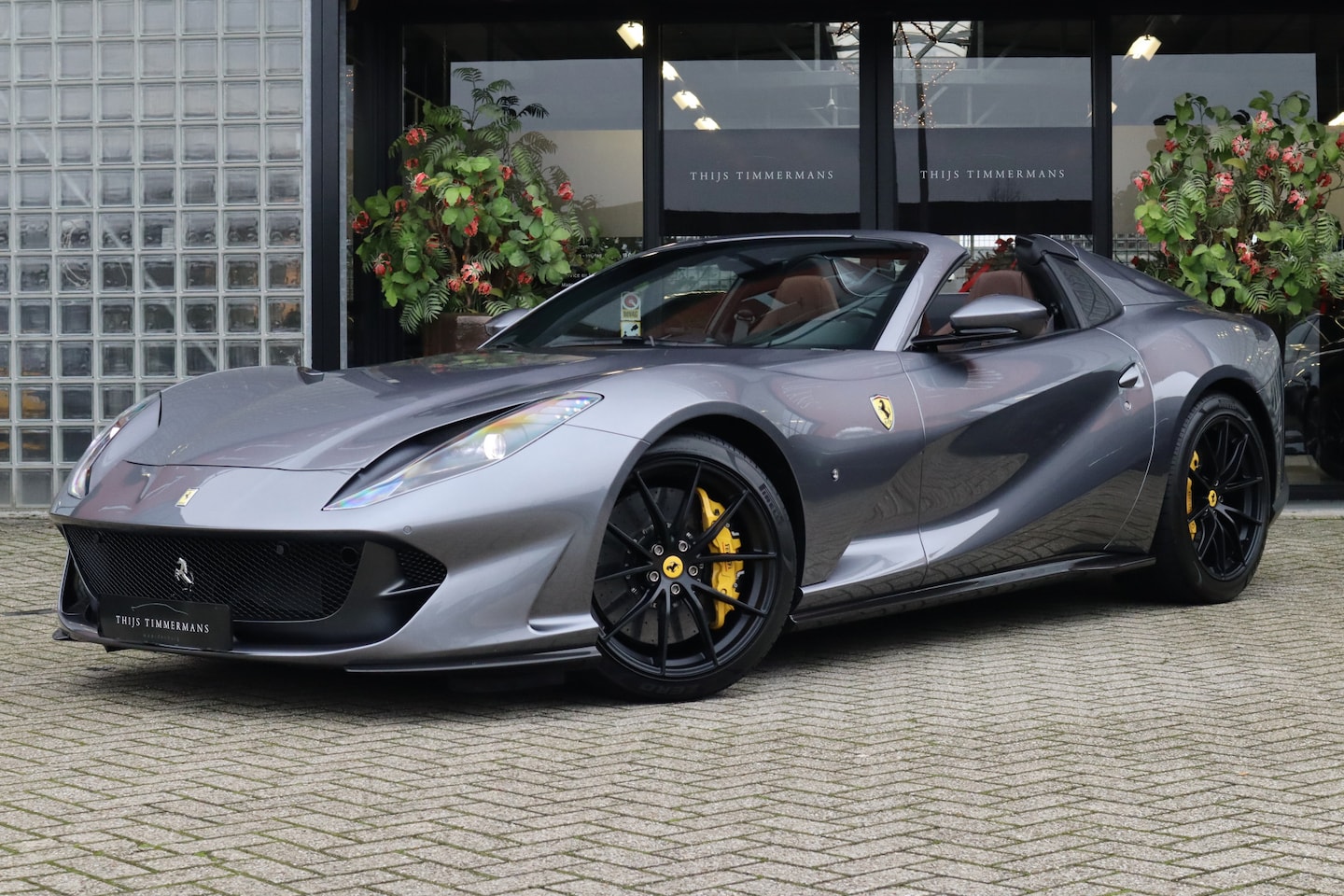 Ferrari 812 GTS - 6.5 V12 HELE | Grigio GTS, Carbon in/exterieur, Carbon racestoelen, Passenger display, Lif - AutoWereld.nl