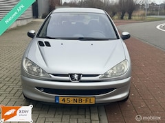 Peugeot 206 - 1.4 —NWE APK—LAGE KM—NETJES—NWE KOPPAKKING