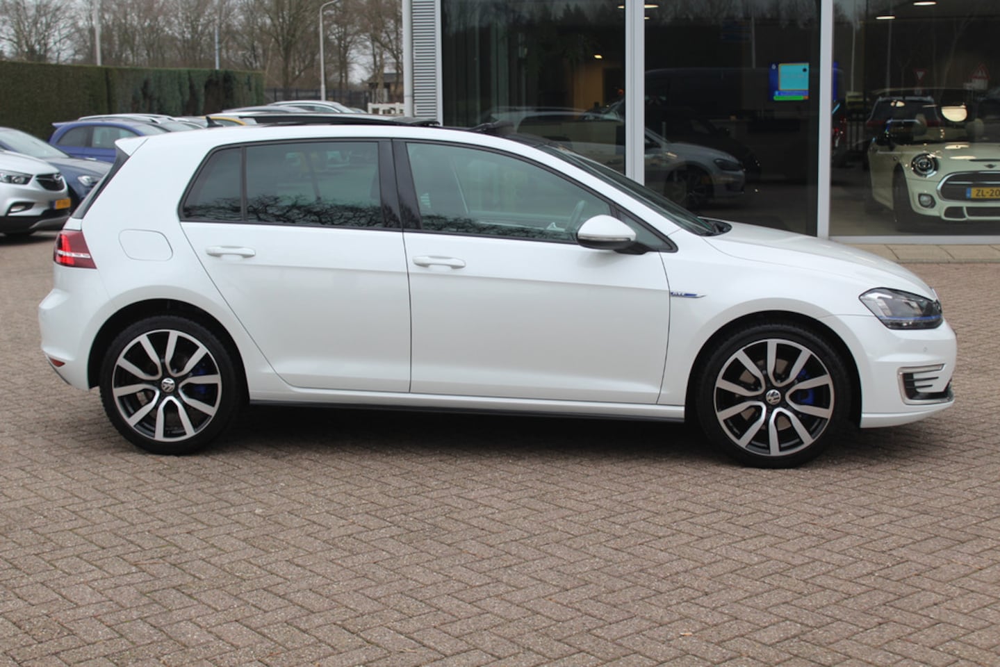 Volkswagen Golf - 1.4 TSI GTE / Camera / Navigatie / 17'' / ACC / Getint glas / Apple CarPlay / Spiegel-pakk - AutoWereld.nl