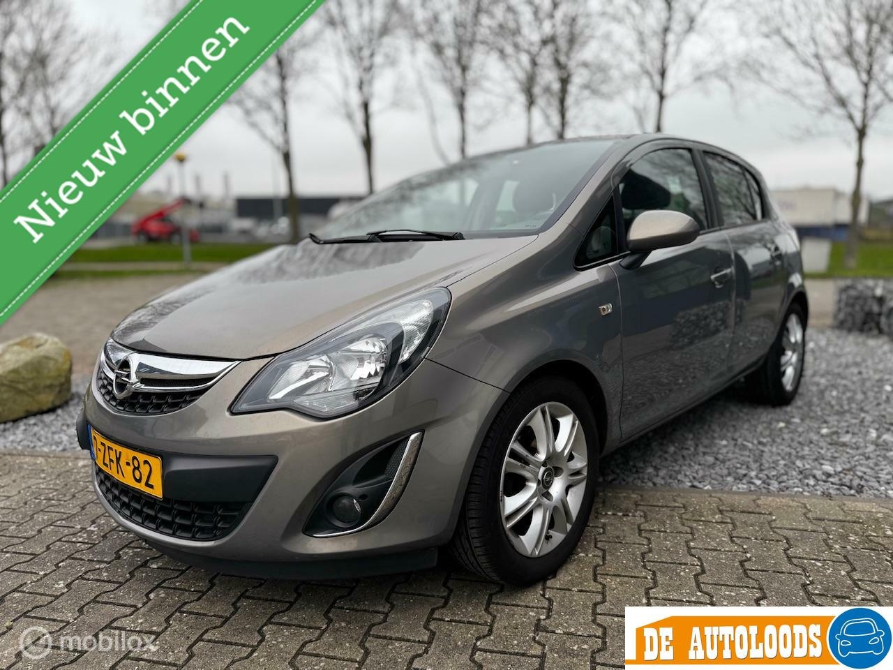 Opel Corsa - 1.2 16V BlitZ Navi PDC Stuurverwarming Bluetooth - AutoWereld.nl