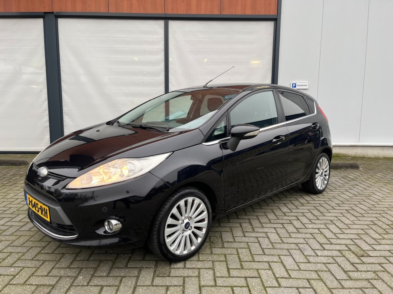 Ford Fiesta - 1.6 16v Ghia 5-deurs + trekhaak - AutoWereld.nl