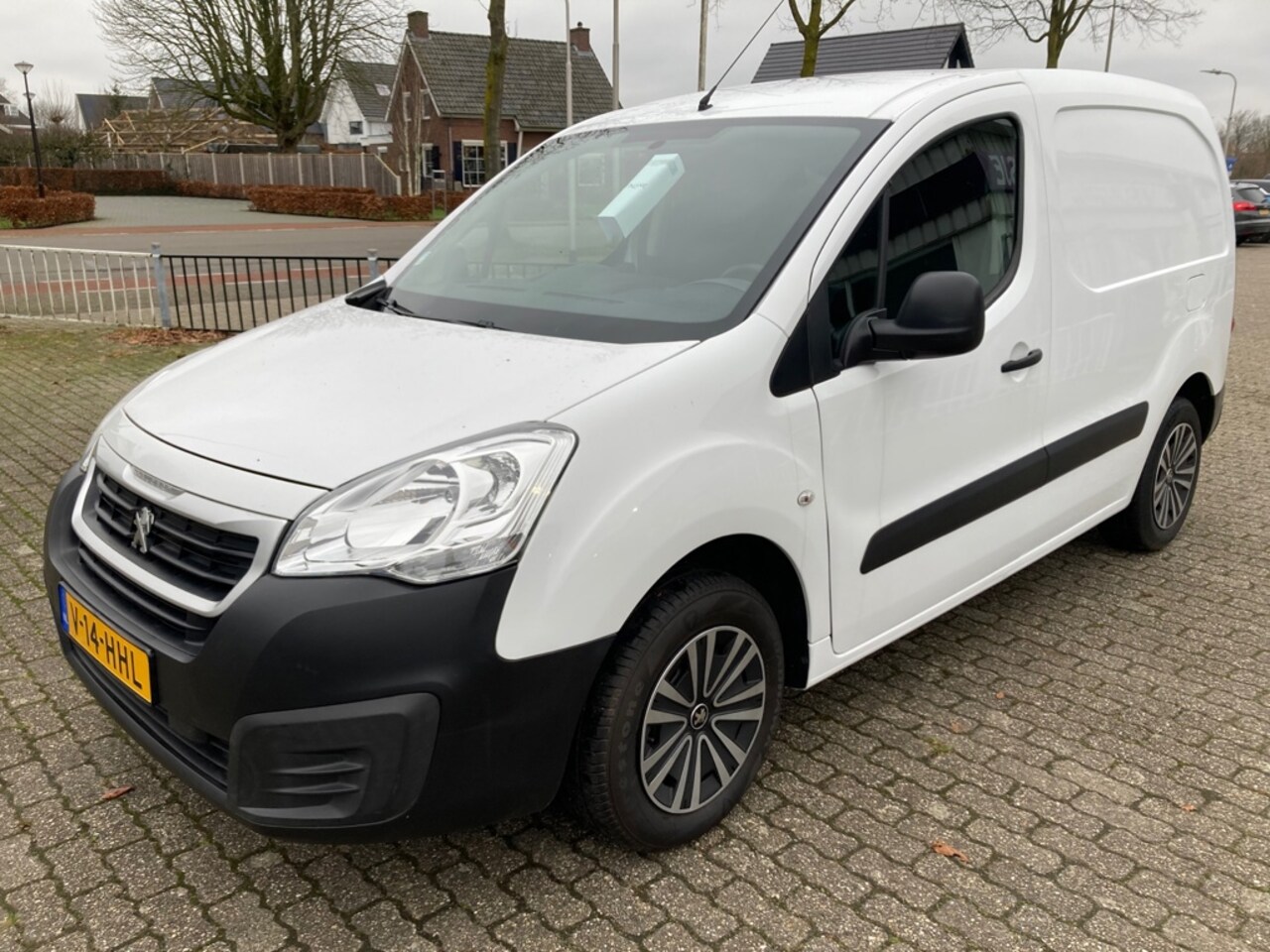 Peugeot Partner - 120 1.6 VTi 98 L1 Pro 120 1.6 VTi 98 L1 Pro, airco, cruise, zeer netjes ! Met garantie ! - AutoWereld.nl